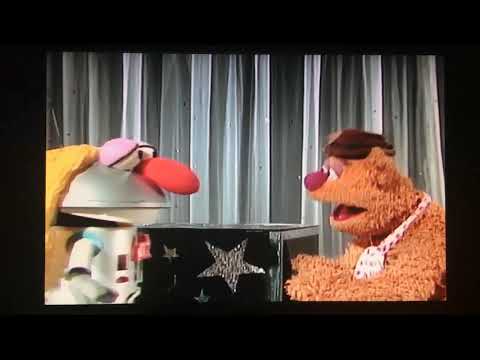 The Muppet Show - Fozzie Bear saws Otto Robot as the lady in half (60fps)