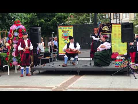Traditional Asturian song by Azabache in Gijon!