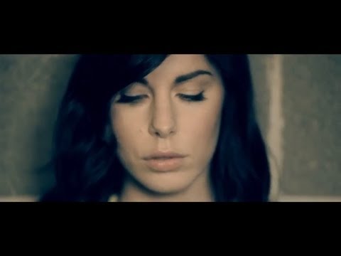 Video per il significato della canzone Non è vero mai di Alex Britti