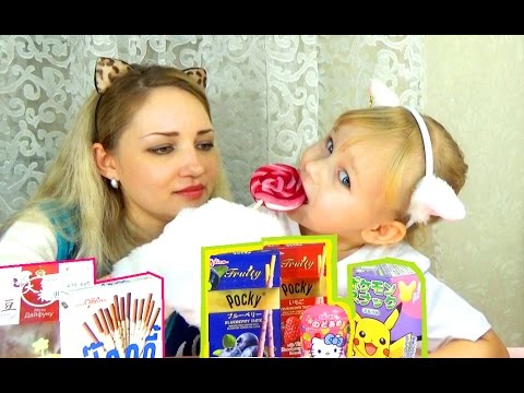 ВКУСНЯШКИ из Японии Алиса пробует с мамой конфеты сладкие палочки и леденцы