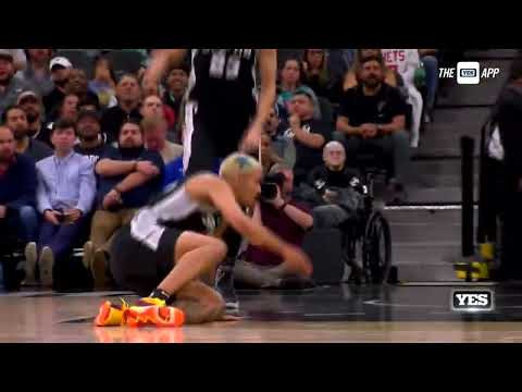 Jeremy Sochan and Markeiff Morris get into it😳