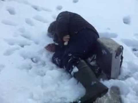 Чел уснул на рыбалке! Смотрите внимательно за рукой