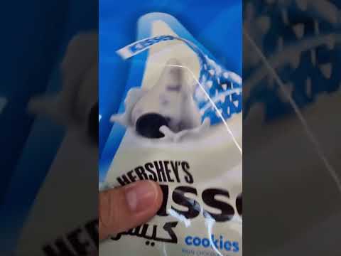 hershey's cookies n cream kisses 💋 #satisfying #asmr #short #foodlover #trending