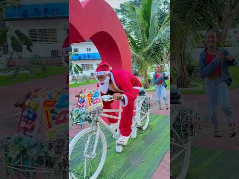 When a girl sees Santa Claus on his bike 🚴🏻‍♀️🎅😭🤣 #santaclaus #shorts #christmas