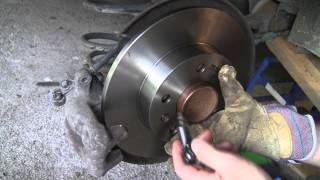Astra H: How to change the rear brake disc and pads on Opel/Vauxhall
