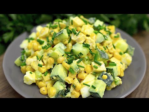 Leichter Frühlingssalat mit Hähnchenbrust, Gurke und Mais. Einfach und lecker!