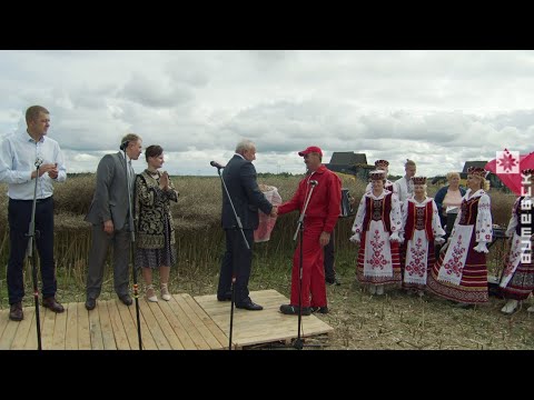 В Витебской области впервые на уборке рапса появился комбайнер-тысячник (31.07.2020)