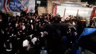 מרן פוסק הדור הראש"ל רבנו שלמה משה עמאר שליט"א בכניסתו להדלקה המסורתית במירון