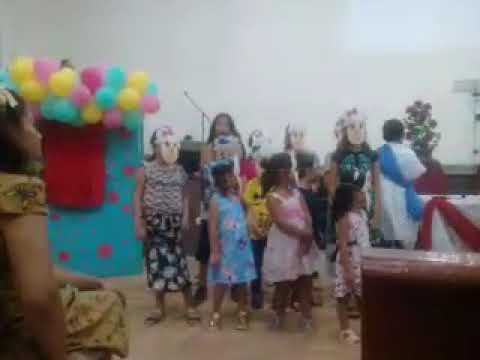 Ovelha travessa crianças apresentando