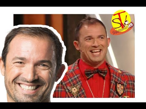 Macchie scure sotto pelle su mani Pelle ideale senza lentiggini