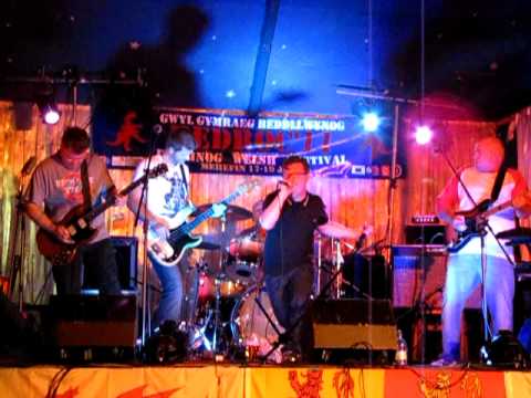 Clustiau Cwn - Lladd Fy Nghariad Heno