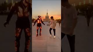 Il lui apprends à danser en quelques  seconde dans la rue ...#dance # danceover