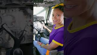 Carregar os Botões TODOS do Avião! ✈️ #shorts #meekah #veículos