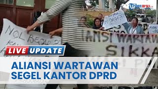 Aliansi Wartawan Sikka Segel Kantor DPRD Akibat Rapat Dengar Pendapat Tak Berjalan Sesuai Jadwal