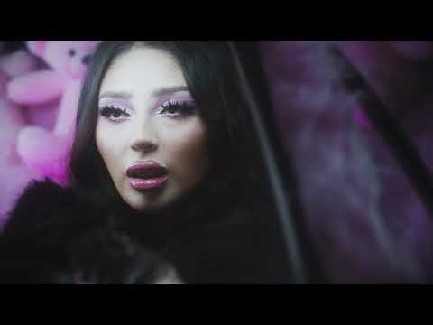 LLORANDO EN EL FERRARI- Bellakath (VIDEO OFICIAL) (album: romantikeo.com)