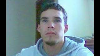 O jovem que foi m*rt0 e m∆st1g4do enquanto dormia em um ônibus no Canadá