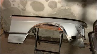Mercedes R107: Jak zdjąć przedni błotnik/skrzydło?