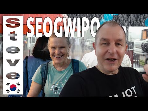 Uau! SEOGWIPO OLLE MARKET - Linda ILHA DE JEJU na chuva 🇰🇷