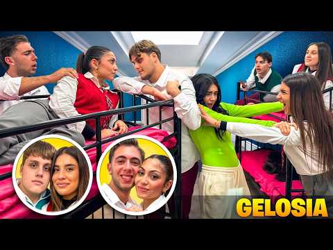 GELOSIA: NICOLE HA SCOPERTO IL FIDANZATO DI LUCREZIA NEL DORMITORIO DELLA SCUOLA INSIEME ALLA BULLA!