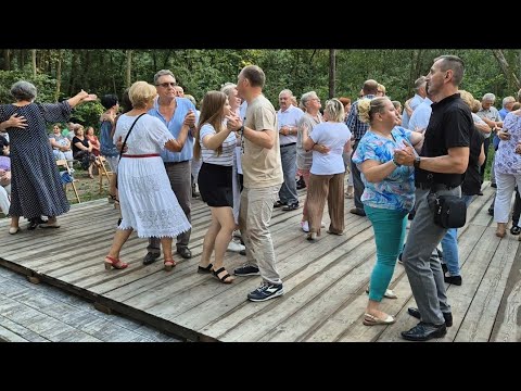 14 lipca 2024   Miło widzieć znanych fanów muzyki ludowej na potańcówce w Muzeum Wsi Radomskiej.