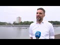 De drijvende zonnepanelen draaien met de zon mee voor een optimaal rendement