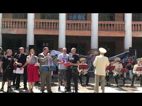 La Banda Bassotti esegue Fischia il Vento in italiano e russo, con la banda municipale in Donbass