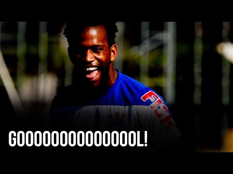 Guerrero cruza e Gil faz de cabe�a o gol de empate contra o Bahia