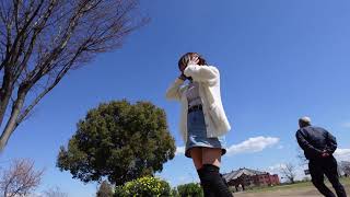 蒼い空の みなとみらいをデニムのミニスカートで散歩