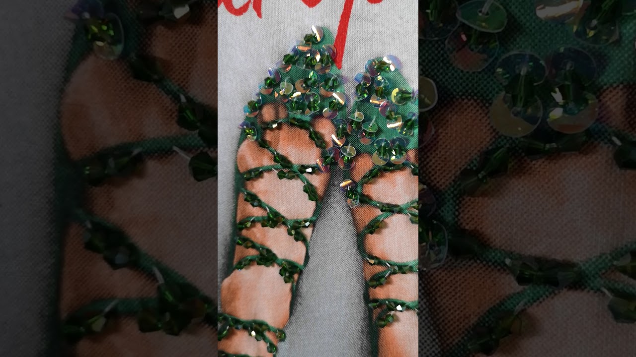 Biała koszulka z zielonymi bucikami z kryształkami