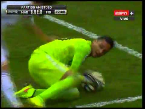 Juan Vargas casi le anota a Keylor Navas en el Real Madrid vs. Fiorentina