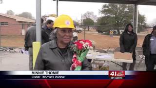 preview picture of video 'Warner Robins housing authority tears down Oscar Thomie home'