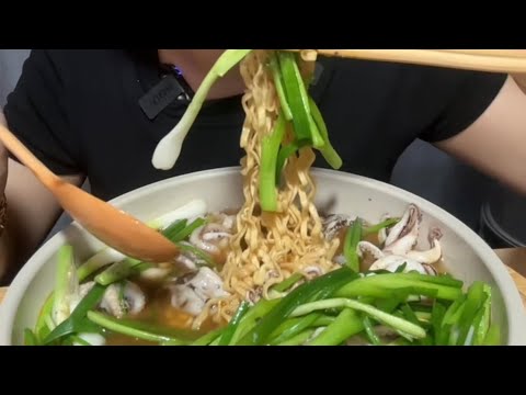 Ăn hết nồi mì bạch tuộc gốc hành