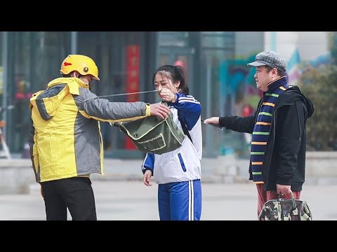 女生街頭嫌棄外賣員父親，路人：有爸爸就不錯了！