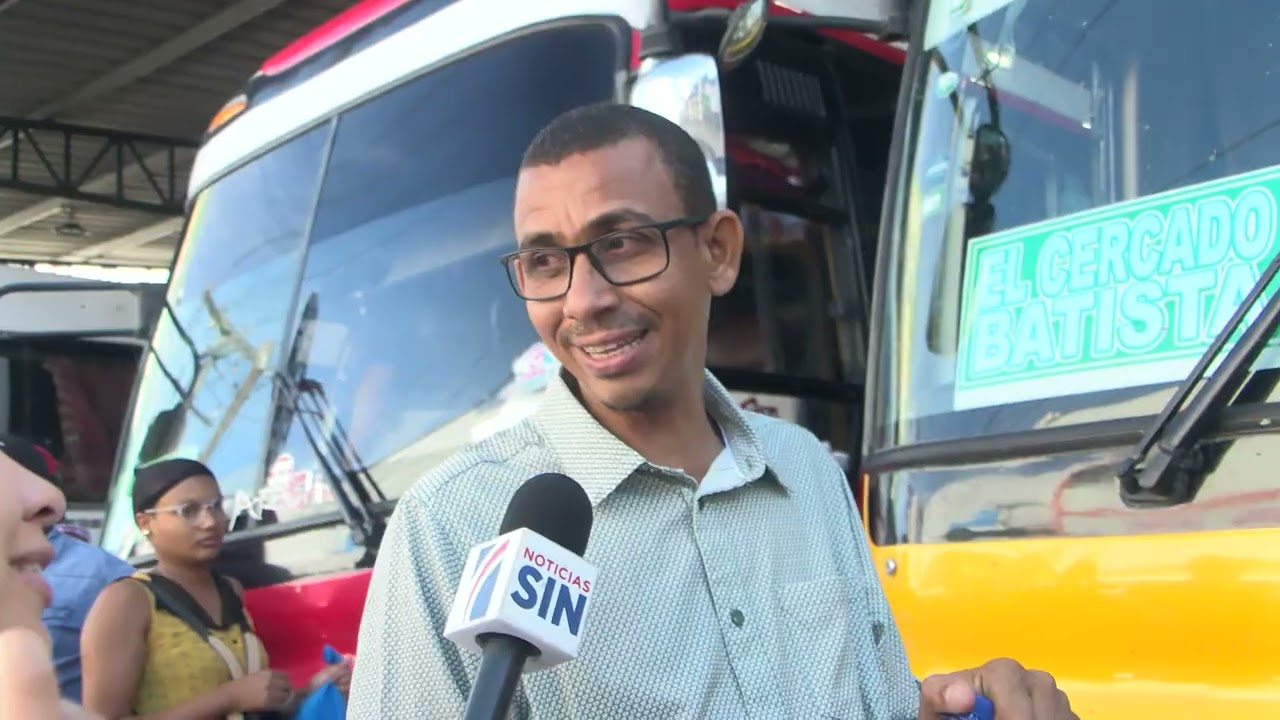 Viajeros abarrotan las paradas de autobuses para salir del GSD