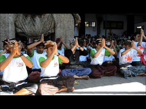 Indonesians celebrate kissing festival