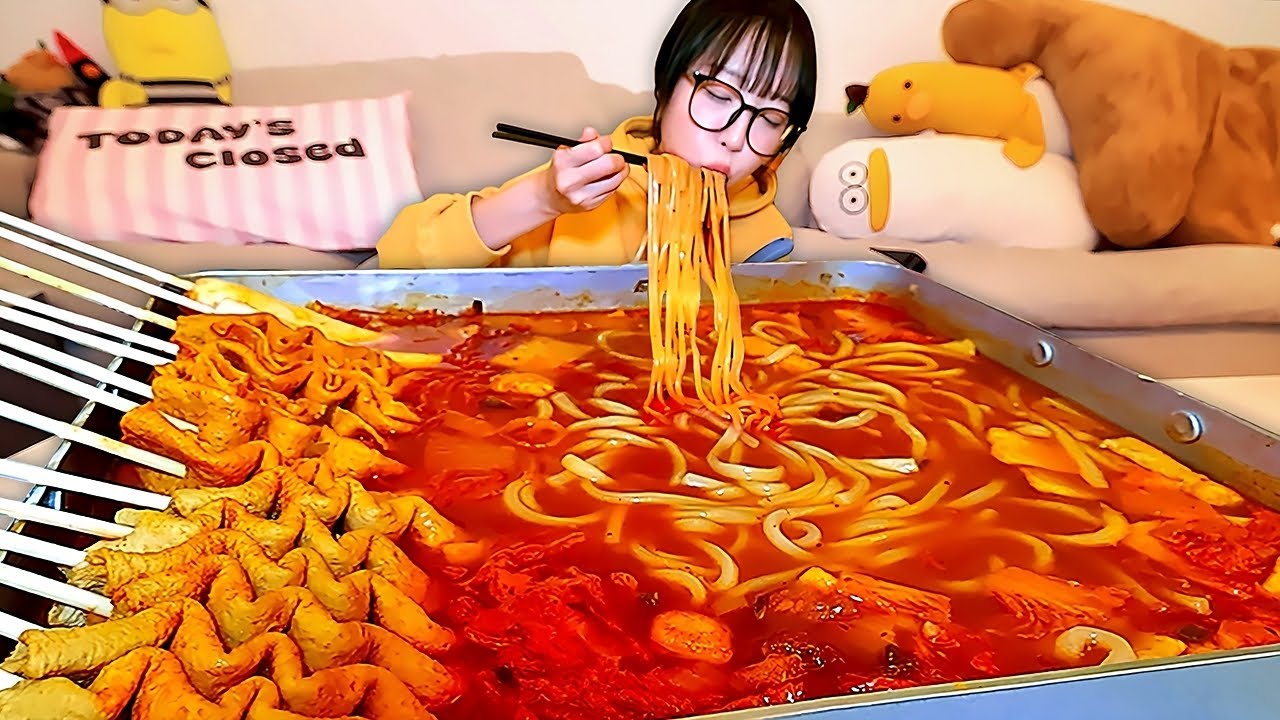 겨울엔 집에서 뜨끈한 대왕 김치우동에 꼬치어묵🍜