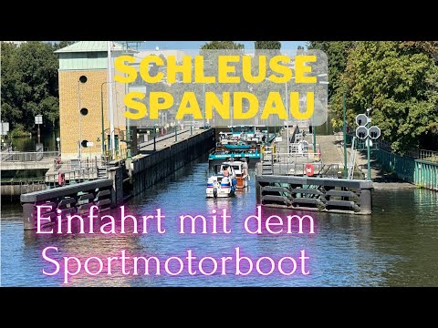 Mit dem Sportboot durch die Schleuse Spandau