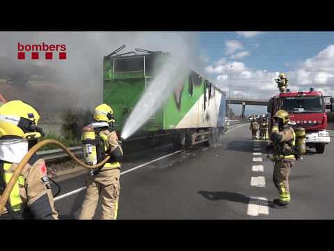 Incendi camió a l'AP-7 (Cerdanyola del Vallès)