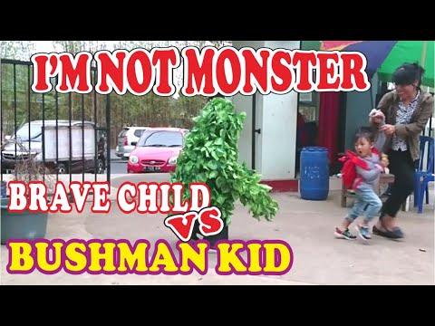 bocah-tua-nakal-bushman-prank-prank-manusia-pohon