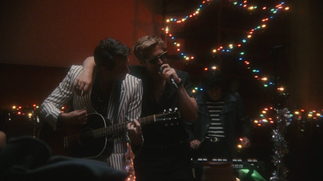 Miniatura do vídeo Ryan Gosling & Mark Ronson - I'm Just Ken (Merry Kristmas Barbie) [Official Music Video] por Atlantic Records