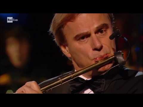 Andrea Bocelli and Andrea Griminelli played De Crescenzo's Una rondine al nido at the Colosseum