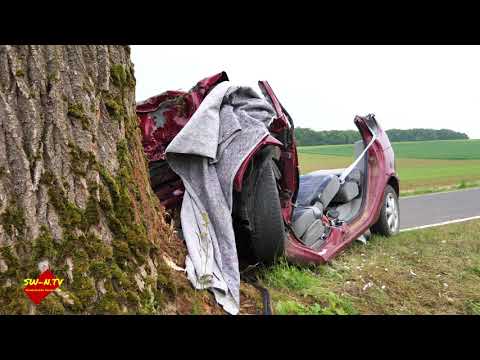 PKW prallt gegen einen Baum - Unfall Gädheim