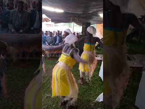 Intambo kama z'Uburundi/ Les danses traditionnelles du Burundi. " Nkumbuye kuzihaza". Guhaza=gukama