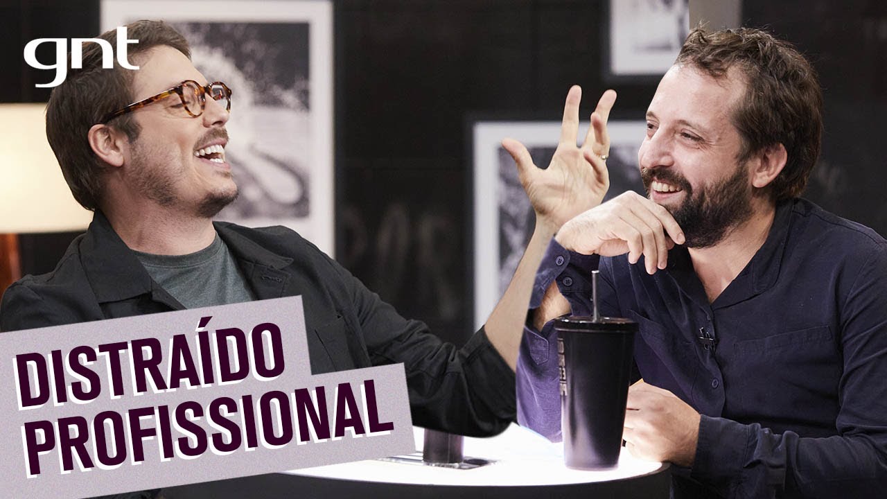 Gregório Duvivier quase pega voo errado e esquece mochila no avião | Que História é essa, Porchat?