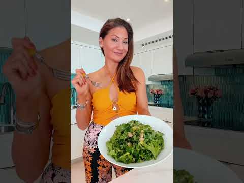 RECIPE IN THE DESCRIPTION ⬇️Copycat Erewhon Kale and White Bean Salad!