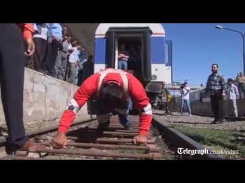 Un hombre tira de un tren de ’100 toneladas’ en Siria (Video)