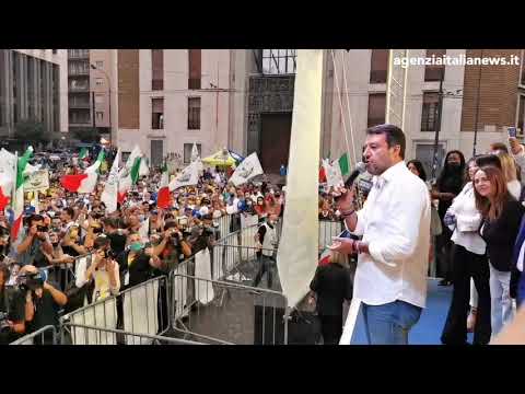 SALVINI ARRINGA LA FOLLA A NAPOLI E RISPONDE AI CONTESTATORI "ANCHE A NAPOLI SI CAMBIA ARIA"