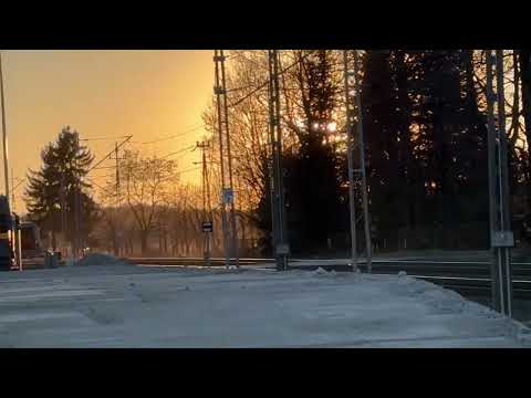 Pociąg Intercity przejeżdżający przez stację Palędzie