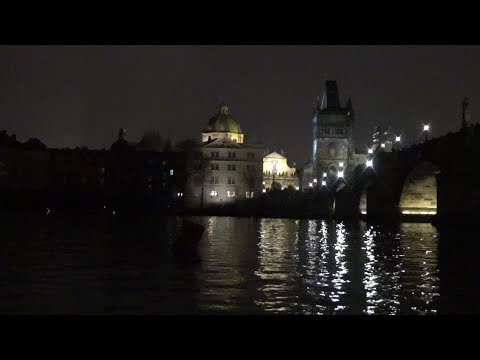 Večerní Praha - okolí Karlova mostu, pohled z lodi