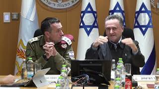 שר הביטחון בפגישה עם המטכ"ל.  "ולא אמרת כוחי ועוצם ידי וזכרת את ה' כי הוא הנותן לך כוח לעשות חיל"...